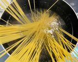 ハリッサを使った旨辛鶏肉のクリームパスタ作り方3写真