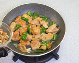 鶏とくるみの比内地鶏スープ炒め作り方4写真