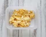 アボカドと赤ウインナーのにんにく炒め作り方1写真