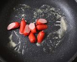 アボカドと赤ウインナーのにんにく炒め作り方2写真