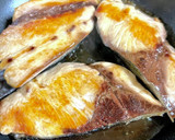ぶりの照り焼き。ハチミツで優しい味。作り方2写真