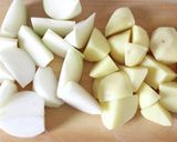優しい味の【塩肉じゃが】豚じゃが作り方1写真