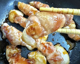 餅の豚バラ巻き。すき焼きのタレで簡単！作り方3写真