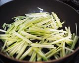 短時間で簡単に！ブロッコリー茎のきんぴら作り方1写真