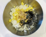 ☆簡単栄養♪塩こんぶと炒り卵のおにぎり☆作り方3写真