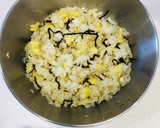 ☆簡単栄養♪塩こんぶと炒り卵のおにぎり☆作り方4写真