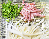 大根の皮とベーコンのペペロンチーノ風♪作り方1写真
