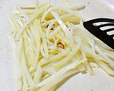大根の皮とベーコンのペペロンチーノ風♪作り方3写真