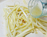 大根の皮とベーコンのペペロンチーノ風♪作り方4写真