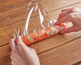 ラップでかんたん　サーモンたっぷり恵方巻作り方4写真