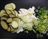 簡単！茄子と葱のお味噌汁　生姜ごま風味作り方1写真