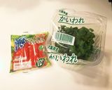 簡単！カニカマとカイワレのサラダ作り方1写真