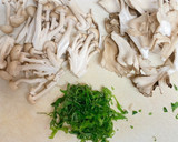 簡単！鶏胸肉でステーキ★和風きのこソース作り方1写真