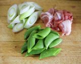 豚とスナップエンドウのお味噌汁作り方1写真