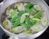 豚とスナップエンドウのお味噌汁作り方3写真