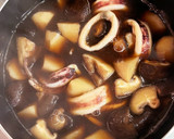 干し椎茸の旨味をプラス！イカと里芋の煮物作り方6写真