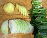 ほうれん草&玉ねぎとじゃが芋のお味噌汁作り方1写真