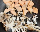 鮭じゃがきのこの味噌バター炒め作り方4写真