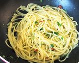 洋食屋さんの【ペペロンチーノ】作り方6写真