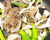 ジビエ　猪肉とニンニク葉と舞茸の山椒炒め作り方5写真
