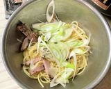 合鴨のパストラミと長ネギの大人味パスタ作り方3写真