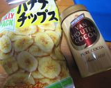 バナナチップス＋ココアパウダー＝おやつ作り方1写真