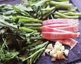 おうち居酒屋★春菊とベーコンと目玉焼き作り方1写真