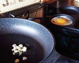 おうち居酒屋★春菊とベーコンと目玉焼き作り方2写真