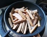 ごぼうとねじりこんにゃくのピリ辛炒め。作り方1写真