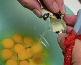 邪道ですか!?うずらの生卵の割り方♪作り方4写真