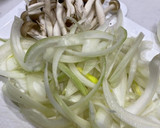 鶏肉としめじのオイスター炒め作り方1写真