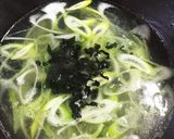 茹で鶏の茹で汁で☆長葱とわかめのスープ♪作り方3写真