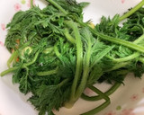 人参の葉とサバの味噌煮缶で箸休め。作り方1写真
