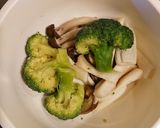 キノコとブロッコリーのニンニク焼き飯作り方1写真