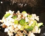 キノコとブロッコリーのニンニク焼き飯作り方3写真