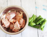 ししとうと鶏もも肉の甘酢炒め作り方1写真