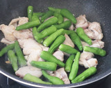 ししとうと鶏もも肉の甘酢炒め作り方2写真