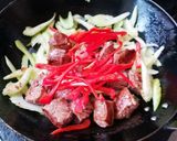 牛肉とセロリの炒め物&ペペロンチーノ！作り方6写真