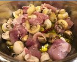 鶏肉とベビーチーズのアヒージョ作り方3写真