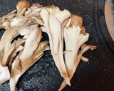 鶏ももとアスパラと舞茸の梅肉味噌炒め作り方3写真