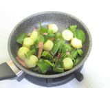 新じゃがとめかぶのベーコン炒め作り方4写真