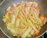 白菜と豚バラ肉の焼きうどん・醤油の香りで作り方5写真