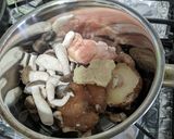 たっぷりきのこと鶏皮の春雨スープ作り方1写真