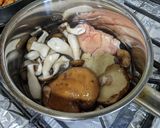 たっぷりきのこと鶏皮の春雨スープ作り方2写真