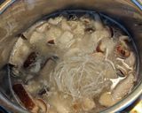 たっぷりきのこと鶏皮の春雨スープ作り方5写真