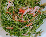 簡単！激ウマ！豆苗とカニカマのごまサラダ作り方2写真