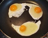 卵白はパリパリ。卵黄はトロリの目玉焼き作り方1写真