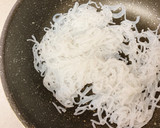 鯖水煮缶と白滝の旨辛炒め作り方2写真