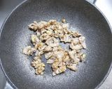 豚バラ肉と菜の花と春キャベツのカラシ炒め作り方3写真