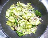 豚バラ肉と菜の花と春キャベツのカラシ炒め作り方5写真